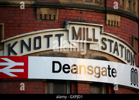 Deansgate Eisenbahn Zug Bahnhof Zeichen Knott Mühle Manchester Reisen Reisende Reisen Tourismus Reiseziel Verkehr t Stockfoto