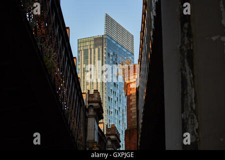 Manchester Beetham Tower gerahmt viktorianische Architektur eiserne Brücken Eisenbahn Lücke Exemplar Architekt Eigenschaft Eigenschaften anzeigen Stockfoto