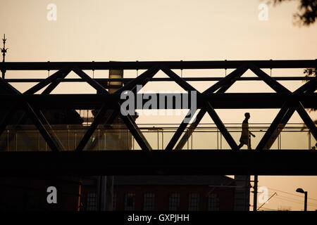 Manchester Fußgängerweg Brücke Deansgate Brücke Gehweg Verbindung Eisenbahn mit Arm Mterolink zu Fuß, mit Kreuzung Gol Stockfoto