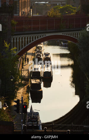 Castleield Kanal Boote Eisenbahn-Viadukt Brücke Stadtzentrum Manchesters durch Architektur golden Sunshine sonnige Heimat narr Stockfoto