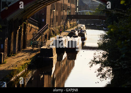 Castleield Kanal Boote Eisenbahn-Viadukt Brücke Stadtzentrum Manchesters durch Architektur golden Sunshine sonnige Heimat narr Stockfoto