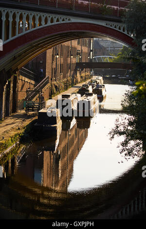 Castleield Kanal Boote Eisenbahn-Viadukt Brücke Stadtzentrum Manchesters durch Architektur golden Sunshine sonnige Heimat narr Stockfoto