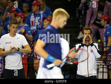 Der Brite Andy Murray (rechts) und Dan Evans (links) schreien Ermutigung für Kyle Edmund beim ersten Tag des Davis Cup in der Emirates-Arena, Glasgow. Stockfoto