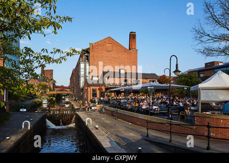 Manchester beschäftigt Pub Herzöge 92 sperrt Castlefield Bereich beschäftigt Kneipe außerhalb der goldenen Sonne am Abend Pub Wirtshaus Freibier al trinken Stockfoto