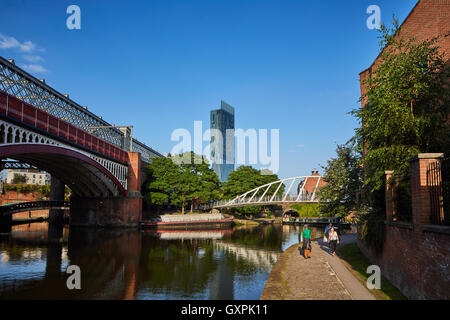 Manchester Castlefield Beetham Tower Wahrzeichen Castlefield Fußgänger überqueren zu Fuß über Whitby und Vogel Händler mit Stockfoto