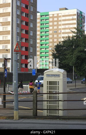 Hull City of Culture urbanen Straßenbild mit rot grün blau und multikulturellen Menschen weiße Telefonzelle und grauem Beton Stockfoto