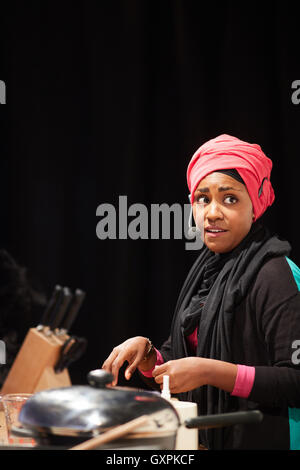 Nadiya Hussain Porträt von Koch Berühmtheit, Great British Bake Off Sieger, beim Essen und trinken Festival Bolton Stockfoto