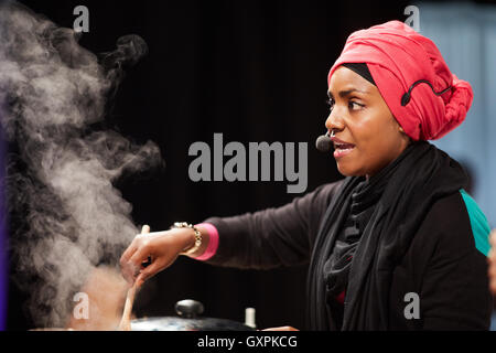 Nadiya Hussain Porträt von Koch Berühmtheit, Great British Bake Off Sieger, beim Essen und trinken Festival Bolton Stockfoto