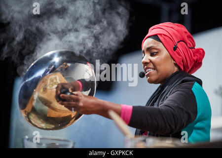 Nadiya Hussain Porträt von Koch Berühmtheit, Great British Bake Off Sieger, beim Essen und trinken Festival Bolton Stockfoto