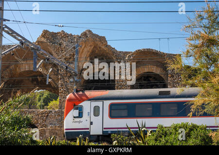 Lokalen regionalen "Renfe" Zug auf dem richtigen Weg, vorbei an alten römischen Amphitheater in Tarragona, Katalonien, Spanien Stockfoto