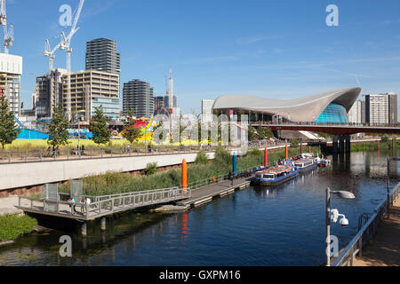 Bau des neuen internationalen Viertel neben dem London Aquatics Centre in East London zu sehen. Stockfoto