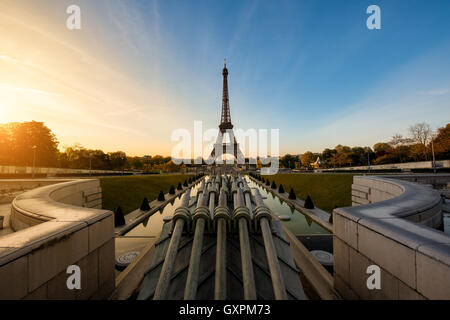 Sonnenaufgang im Eiffelturm in Paris, Frankreich. Eiffelturm ist berühmter Ort in Paris, Frankreich. Stockfoto