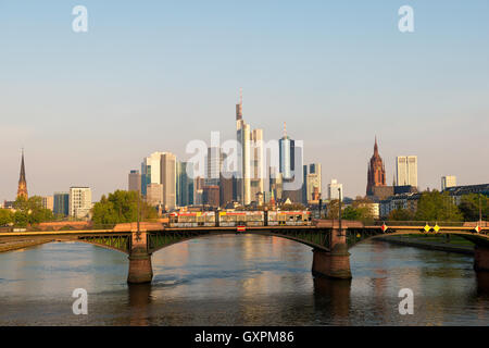 Straßenbahn mit Skyline von Frankfurt Am Main am Morgen in Frankfurt am Main, Deutschland. Stockfoto