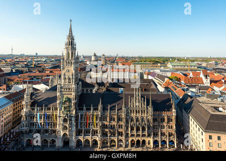 Luftbild auf Marienplatz Rathaus und in München, Deutschland Stockfoto