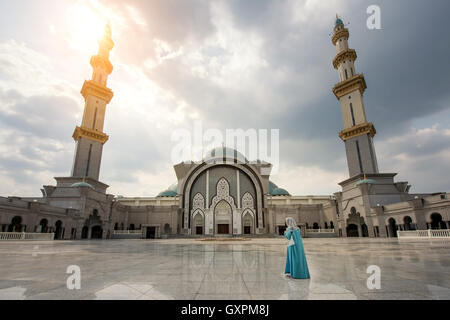 Welaayat Persekutan Moschee mit islamischen Malaysia Muslime beten in der Moschee in Kuala Lumpur, Malaysia Stockfoto