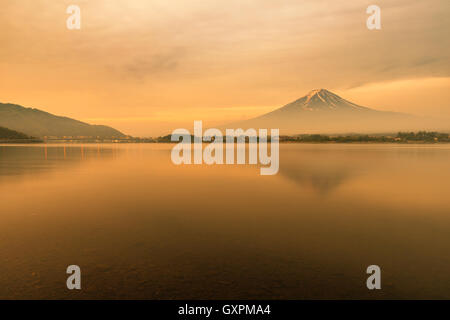 Mt. Fuji in Kawaguchi-See bei Sonnenaufgang in Japan. Mt. Fuji ist berühmten Berg in Japan. Stockfoto