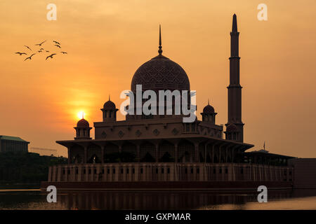 Putrajaya Moschee bei Sonnenaufgang in Kuala Lumpur, Malaysia. Stockfoto