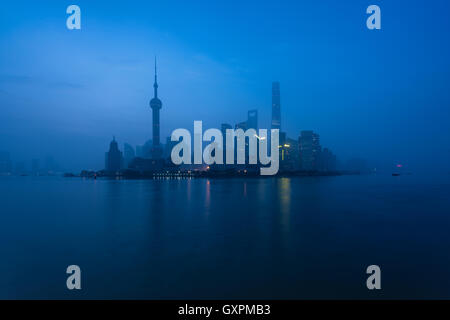 Shanghai Stadt am Morgen im nebligen Tag in Shanghai, China. Stockfoto