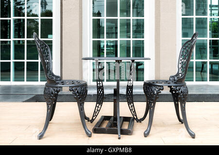 Schwarzen Stuhl auf Terrasse im Haus im europäischen Stil. Outdoor-Haus. Stockfoto