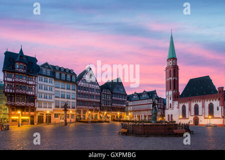 Alte Stadt quadratische Romerberg mit Justitia Statue in Frankfurt am Main, Deutschland. Historischen Zentrum von Frankfurt in der Abenddämmerung Stockfoto