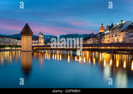 Luzern. Bild von Luzern während der blauen Dämmerstunde. Stockfoto