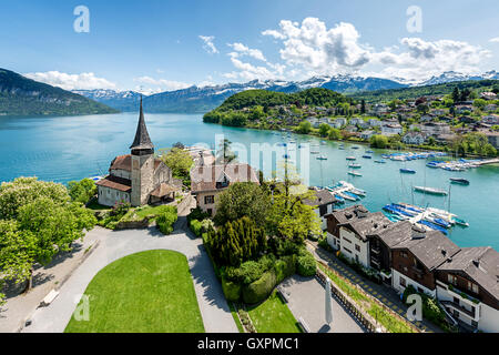 Schloss Spiez mit Kreuzfahrt Schiff auf dem Thunersee in Bern, Schweiz. Stockfoto