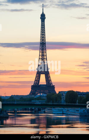 Eiffelturm in Paris, Frankreich. Bild vom Eiffelturm mit der Reflexion in das Seineufer in Paris, Frankreich. Stockfoto