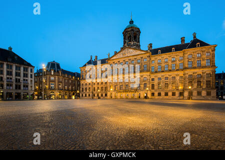 Der königliche Palast in Damplatz in Amsterdam, Niederlande. Der Dam ist berühmter Ort in Amsterdam. Stockfoto
