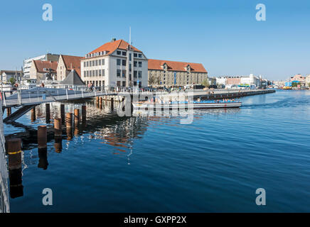 Kanalboot vorbei an ThroughTrangravsbroen (The Butterfly Bridge) in Christianshavn Kopenhagen Dänemark Stockfoto