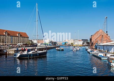 Blick vom Trangravsbroen (The Butterfly Bridge) in Christianshavn Kopenhagen Dänemark in Richtung Hafen und Nyhavn hinter Stockfoto