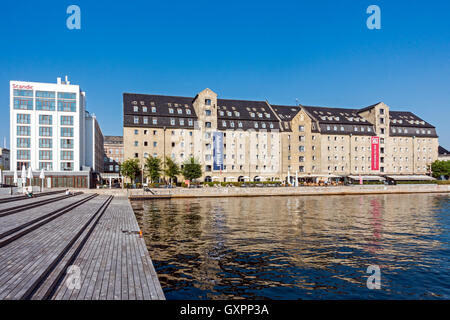 Kvæsthusbroen Wharf in Kopenhagen mit Scandic Hotel Front und Copenhagen Admiral Hotel Larsens Plads in Kopenhagen Stockfoto