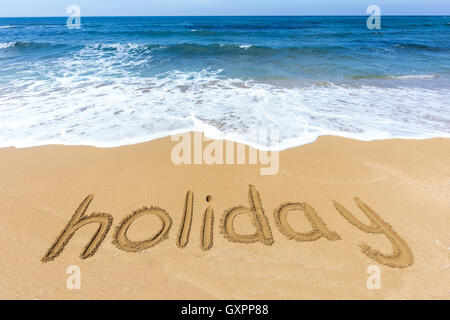 Wort-Urlaub am Sandstrand Küste geschrieben Stockfoto