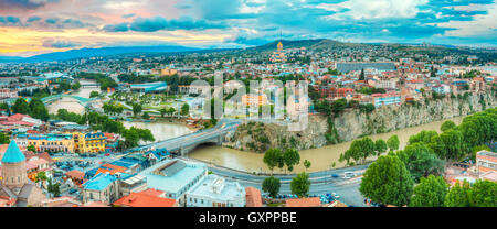 Das Top Panorama der zentralen historischen Teil des Sommer Tiflis mit allen berühmten Sehenswürdigkeiten und Wicklung Fluss Kura Und Stockfoto