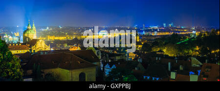 Nacht Panorama von Prag, Tschechische Republik. Nachtansicht der St. Nicholas Church Stockfoto