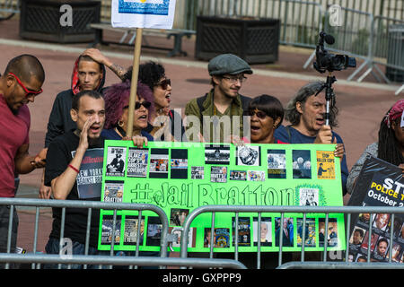 New York, USA. 16. September 2016. In der Mitte eine formale, unvergesslich, und feierlichen Ruhestand Feier, Demonstranten zeigten ihre Wut, Empörung und Groll zu Bill Bratton durch schreien "Wir kann nicht atmen, wir kann nicht atmen, wir kann nicht atmen" waren die Eric Garners letzten Worte vor seinem Tod. Worten, dass Demonstranten als eine Ode an die Brutalität der Polizei auf der ganzen Nation wehren angenommen. Bildnachweis: Pazifische Presse/Alamy Live-Nachrichten Stockfoto