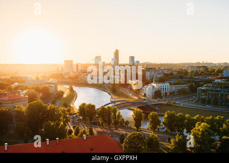 Sonnenuntergang Sonnenaufgang Stadtbild von Vilnius, Litauen im Sommer. Schöne Aussicht auf das Zentrum für moderne Abend. Blick vom Hügel Uppe Stockfoto