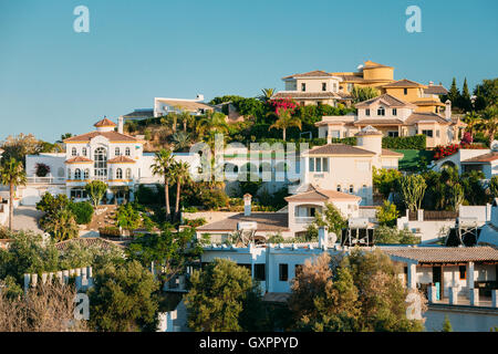 Mijas In Malaga, Andalusien, Spanien. Sommer Stadtbild. Das Dorf mit weiß getünchten Häusern Stockfoto