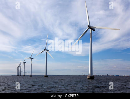 Middelgrund Offshore Windpark vor der Küste des Kopenhagener Hafens, Dänemark. Eigentum je 10, Middelgrundens Wind Turbine Cooperative und HOFOR. Stockfoto