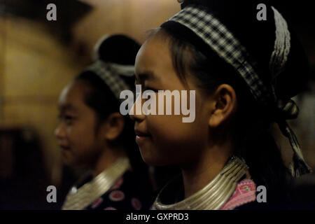 Junge Mädchen der Hmong-Stamm in traditionelles Kleidungsstück während Hmong Hilltribe kulturelle Präsentation in Hmong Hilltribe Lodge befindet sich in Amphoe Mae Rim, Chiang Mai, Nordthailand. Viele Hmong Leute wanderten aus Laos nach Thailand nach dem Sieg der Pathet Lao in den späten 1970er Jahren. Während einige landeten in Flüchtlingslagern, andere ließen sich in bergigen Gebieten zu einem der ethnischen Gruppen genannt Bergstämme in Thailand Stockfoto