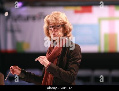 NUR FÜR REDAKTIONELLE VERWENDUNG Vicky Pryce spricht beim Nesta Futre Fest 2016, einem zweitägigen Wochenend-Festival, das von Nesta am 17. Und 18. September veranstaltet wird und das die Wahrnehmung der Menschen für die Zukunft rund um die Schlüsselthemen "Love, Play Work and Thrive" im Tobacco Dock in London untersucht. Stockfoto