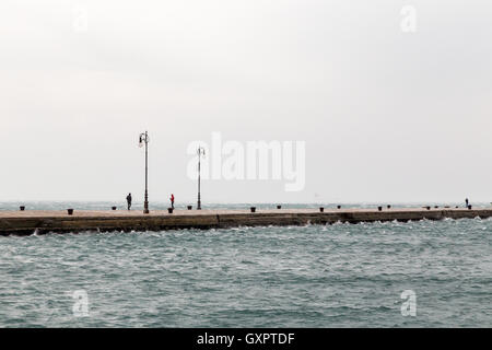 ein windiger Winternachmittag im Hafen von einer italienischen Stadt Stockfoto