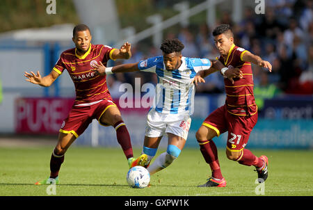 Kasey Palmer (Mitte) von Huddersfield Town wird von Jordan Cousins der Queens Park Rangers (links) und¢ Massimo Luongo der Queens Park Rangers (rechts) während des Sky Bet Championship-Spiels im John Smith's Stadium, Huddersfield, angegangen. Stockfoto