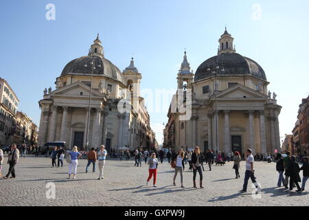 auf der linken Seite der Basilika di Santa Maria in Montesanto, auf der rechten Seite der Kirche Santa Maria dei Miracoli, Rom, Italien Stockfoto