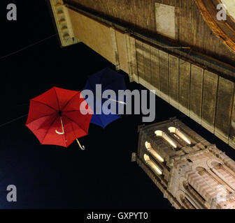 Bunte Schirme in der Luft schweben Stockfoto