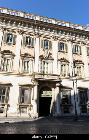 Rom. Italien. Palazzo Chigi-Odescalchi auf der Piazza Santi Apostoli. Architekten; Carlo Maderno, Gian Lorenzo Bernini, Nicola Salvi, Luigi Vanvitelli Stockfoto