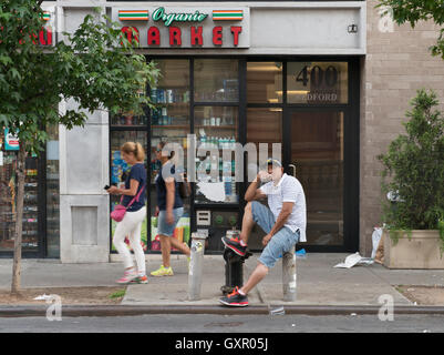 Brooklyn inzwischen mit walking Frauen und denkenden Menschen Stockfoto