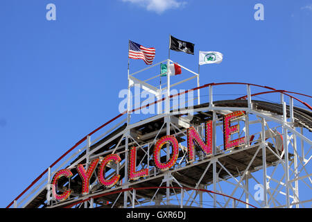 Oben auf die Cyclone-Achterbahn Coney Island Brooklyn New York City Stockfoto