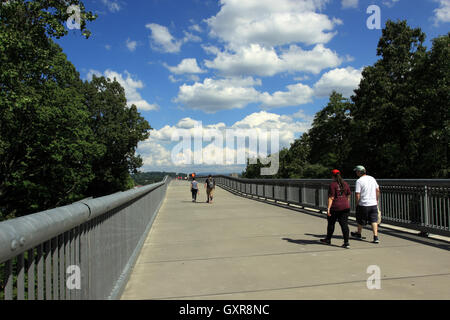 Gang über die New York Hudson Staatspark in Poughkeepsie Stockfoto