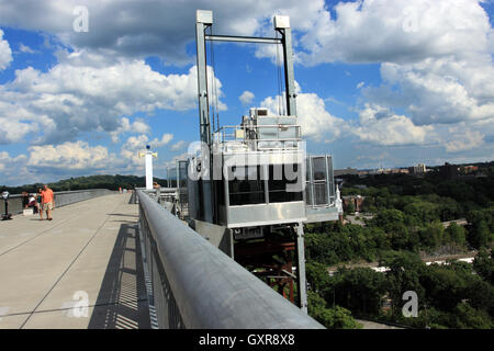 Gang über die New York Hudson Staatspark in Poughkeepsie Stockfoto