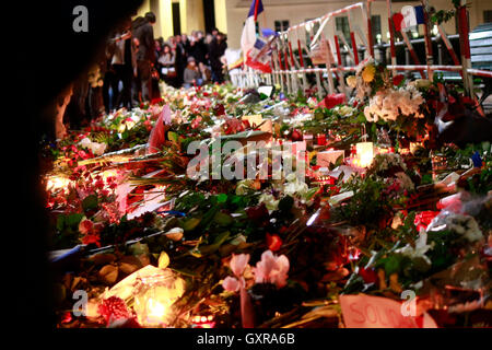 Trauerbekundungen Und Kondolenzbotschaften Vor der Franzoesischen Beschaffenheit Nach Den Islamistischen Terroranschlaegen von Paris, Stockfoto